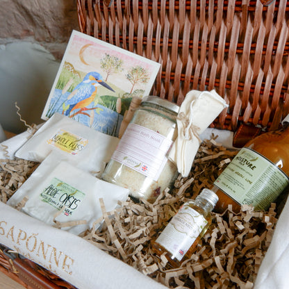 Pampering self-care gift set – natural skincare products for relaxation, stress relief, and glowing skin.